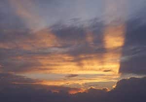 Schamanische Ausbildung. Himmel mit hellen und dunklen Wolken – Sinnbild für den Schamanismus an der Schwelle einer neuen Zeit und die Herausforderungen der Zukunft