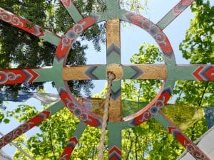 Originales Jurtendach mit strahlenförmig angeordneten Holzstäben und kreisförmiger Dachkonstruktion – Licht aus der Jurte.