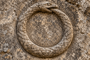 Schamanische Einweihung. Steinerner Ouroboros – eine Schlange, die sich in den eigenen Schwanz beißt und einen geschlossenen Kreis bildet.