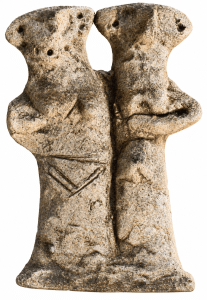 Schamanische Einweihung. Steinerne Doppelfigur mit zwei miteinander verbundenen Gestalten und eingeritzten Zeichen – Sinnbild des Großen Weiblichen und Großen Männlichen.
