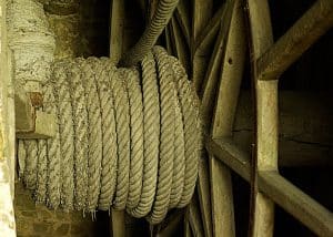 Schamanische Ausbildung Seminar 4. Starkes, aufgerolltes Seil aus miteinander verdrehten Fasern – Sinnbild für das Bündeln geistiger Kräfte in der schamanischen Ausbildung.