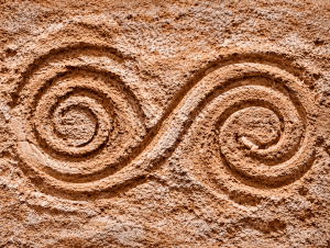 Schamanische Ausbildung Seminar 7. Zwei gegenläufige, in Stein gearbeitete Spiralen als Sinnbild der geistigen Entwicklung im ersten Jahr der schamanischen Ausbildung.